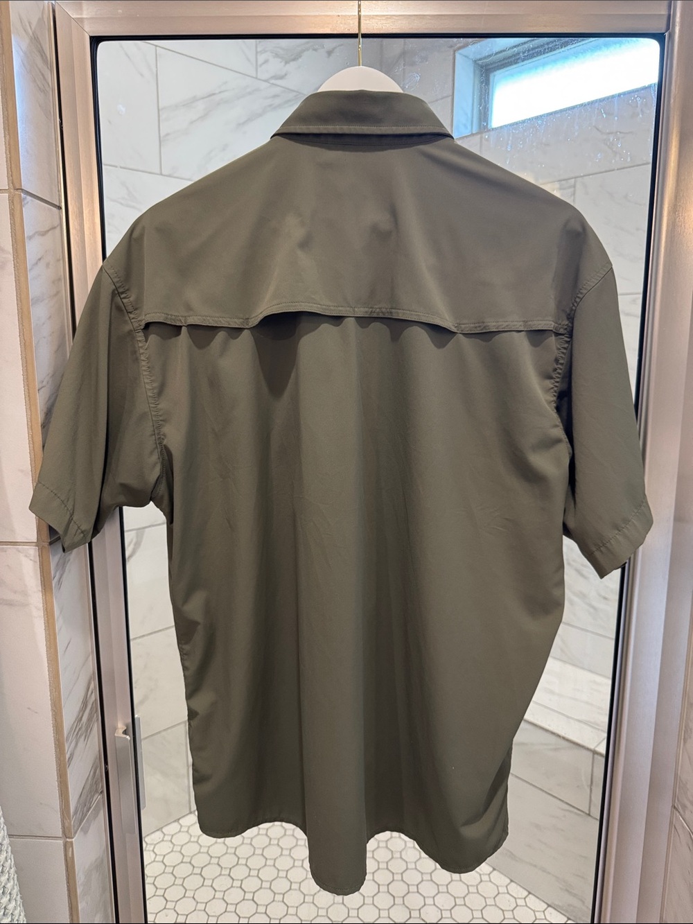 Men's Short-Sleeve Casual Button-Down Shirt in Olive Green - Picture 3 of 3
